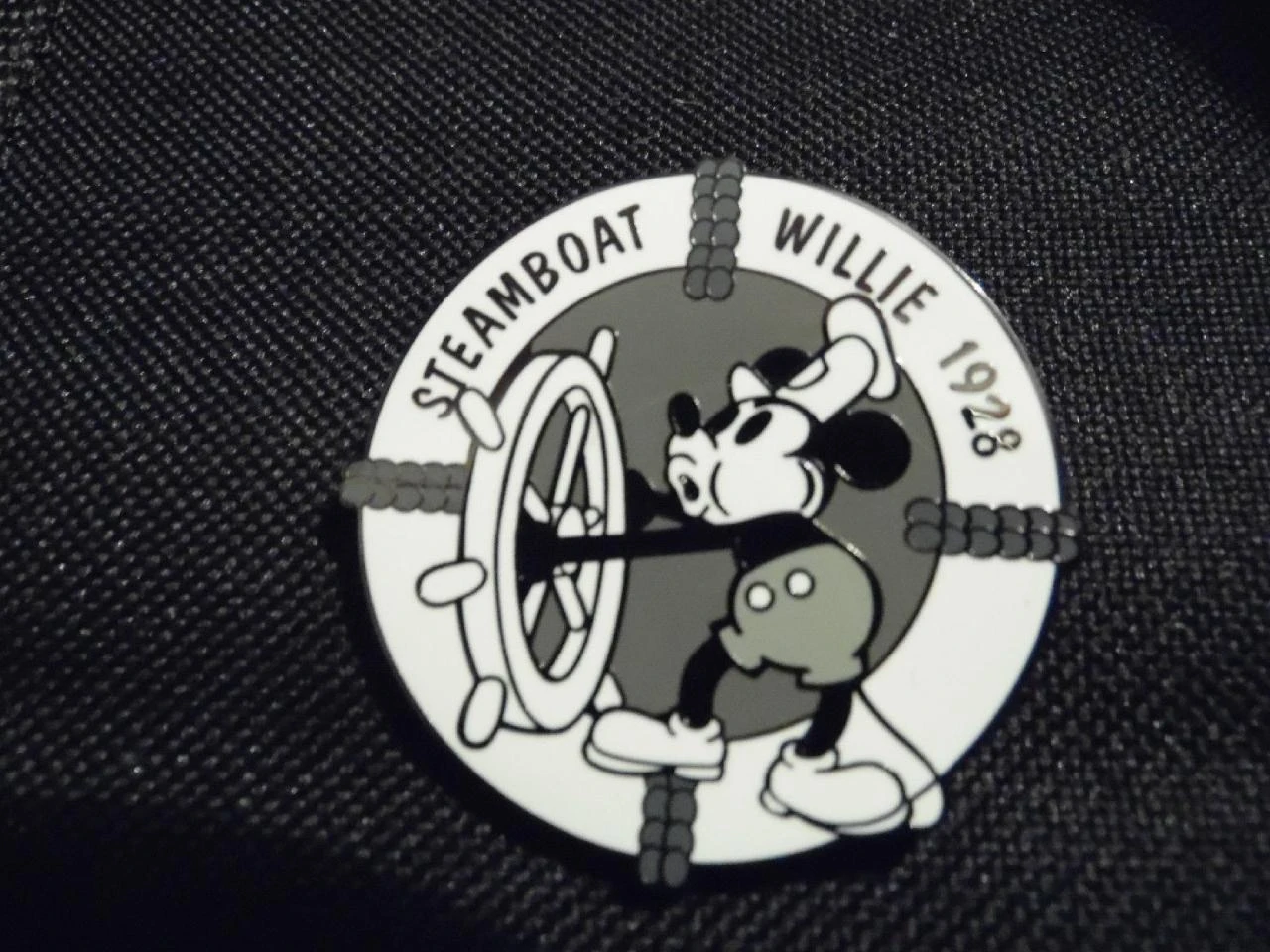 Rare Pins disney disneyland paris Mickey Steamboat Willie 1928
